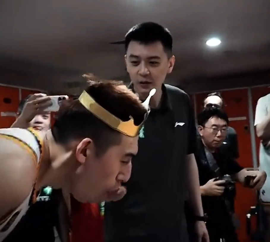 辽宁给付豪庆生!杨鸣暖心,俞泽辰摁头暴扣,其余各将抹蛋糕!